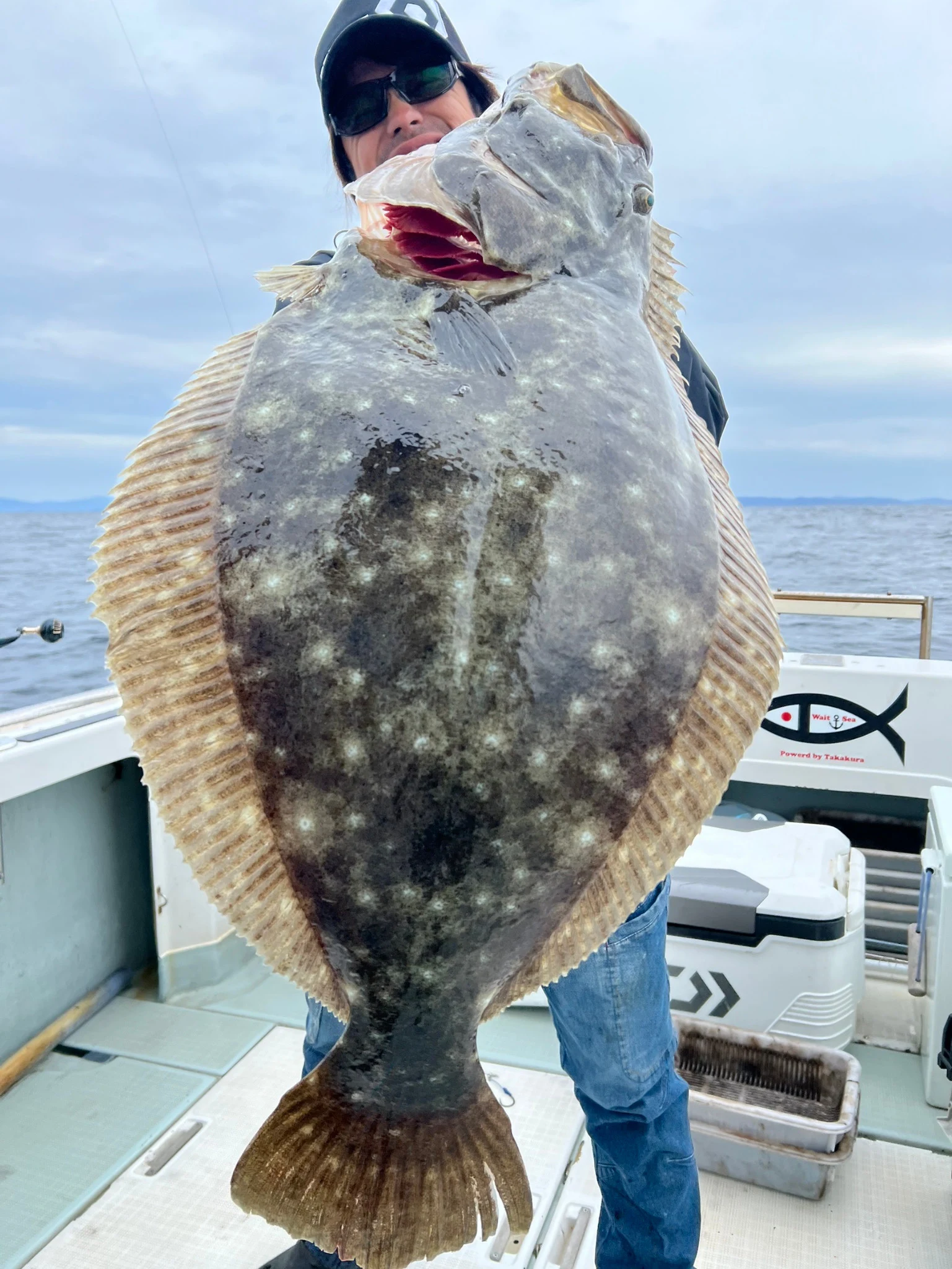 船上で釣った魚を持つ様子